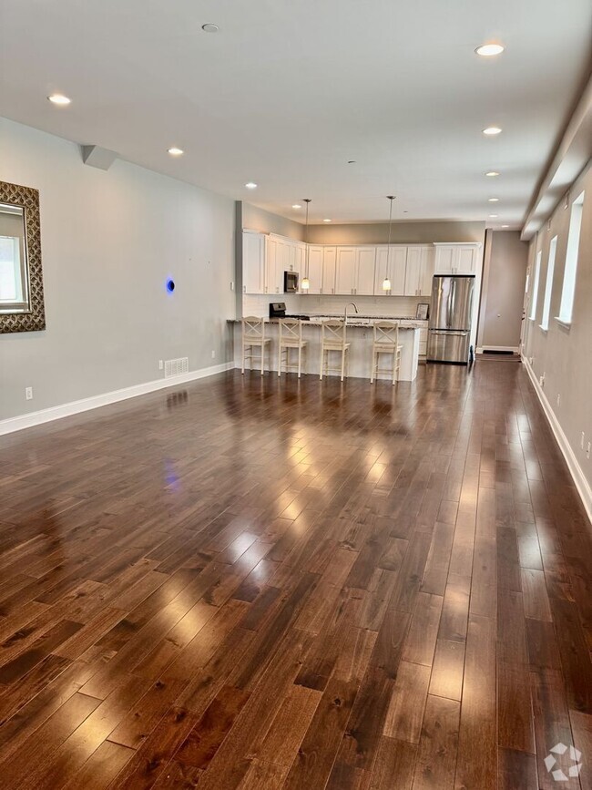Building Photo - Modern 3 Bed, 2.5 Bath Home with Private R...