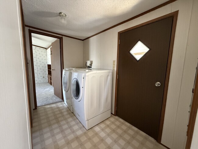 Photo - 147 Hiatt Ln