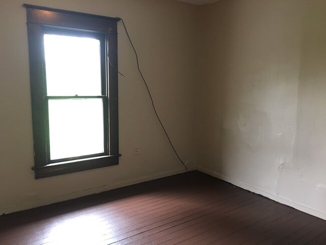 Photo - 3 Bed 1 Bathroom Available in Springfield +