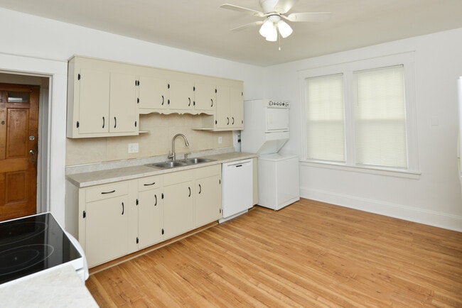 Building Photo - 390 Clinton St Unit 1