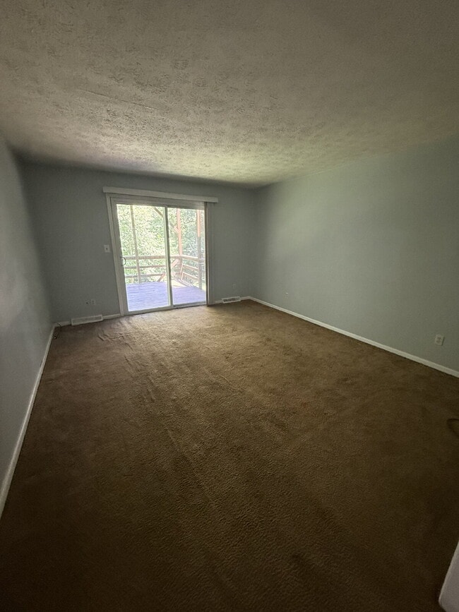 2 Bedroom 1 Bathroom Apartment in Madison Heights with off street parking.
