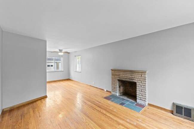 Photo - 723 Village Dr