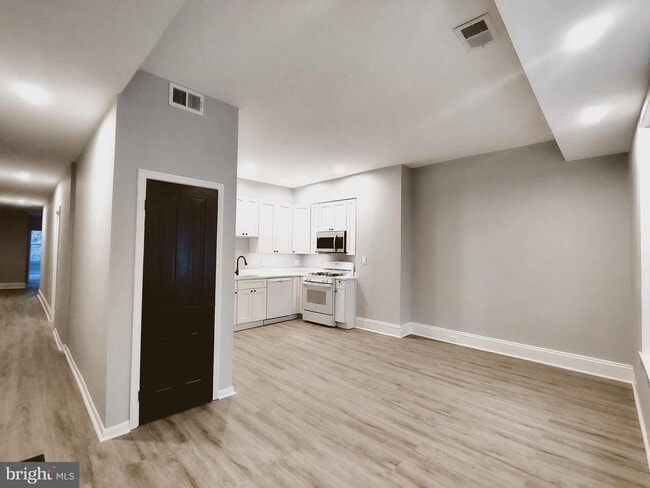 Building Photo - 230 S Market St Rental