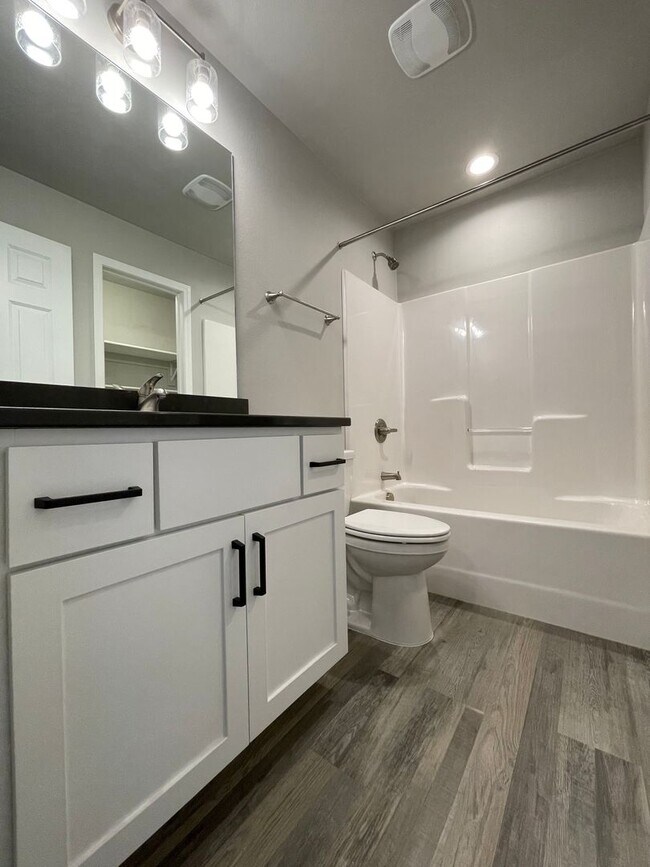 Luxury Townhome Living in South Bismarck location! - Luxury Townhome Living in South Bismarck location!