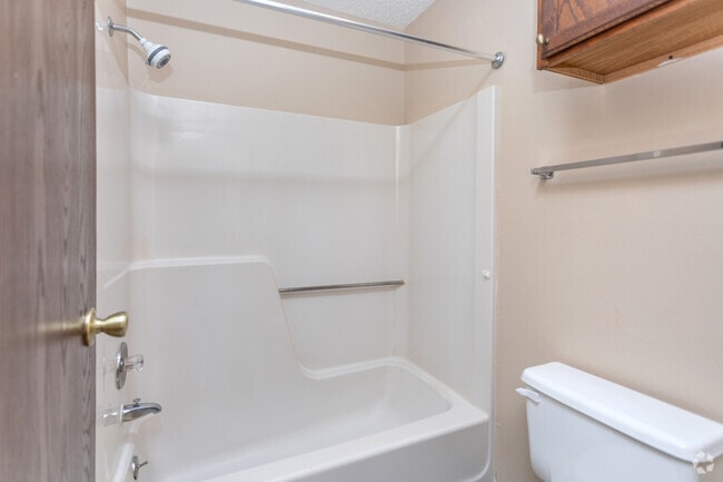 1BR, 1BA - 700SF