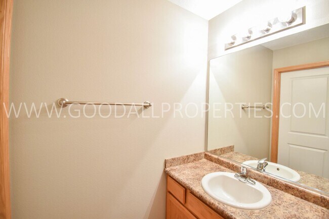 Photo - 2 Bedroom, 2.5 bath townhome in Urbandale ...