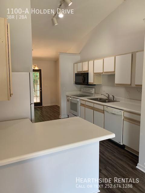 Photo - 1100 Holden Dr