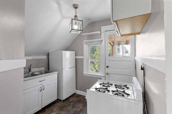 1612 22nd Ave NE Unit 1612 Upper Unit
