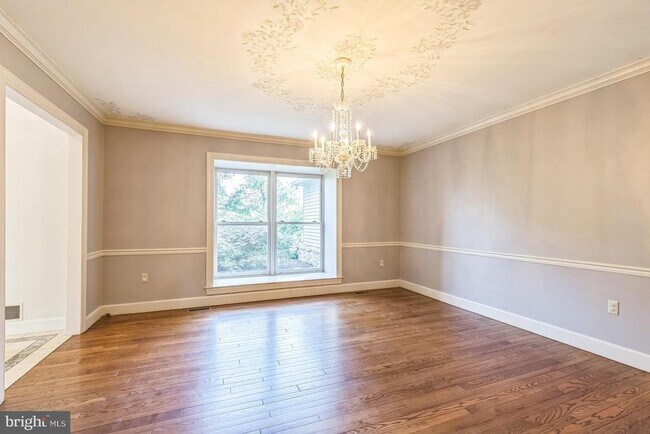 Photo - 1720 Honeysuckle Ln