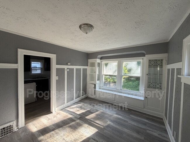 Photo - 664 E 96th St