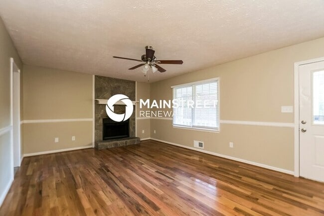 Photo - 3 Bedroom Pet-Friendly Home in Dallas, GA with Main Street Renewal
