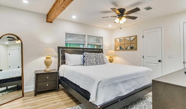 Photo - 814 W Gonzalez St