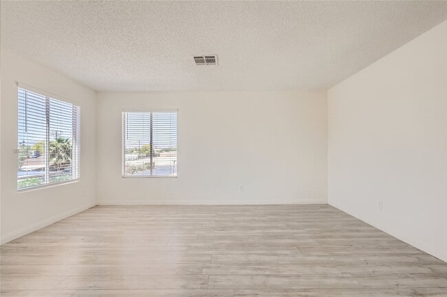 Photo - Stunning Recently Updated, 2 Bedroom Unit! ** MOVE-IN SPECIAL!! HALF OFF FIRST MONTH'S RENT!! ** Unit 3