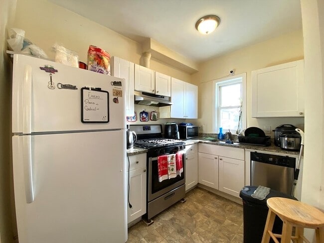 Building Photo - 323 Beach St Unit 1