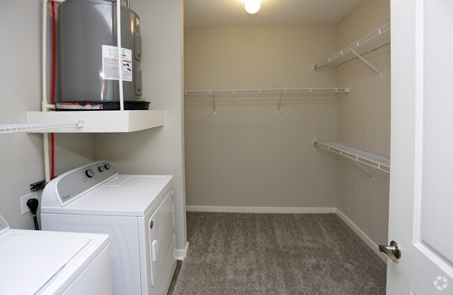 1BR, 1BA - 930 SF