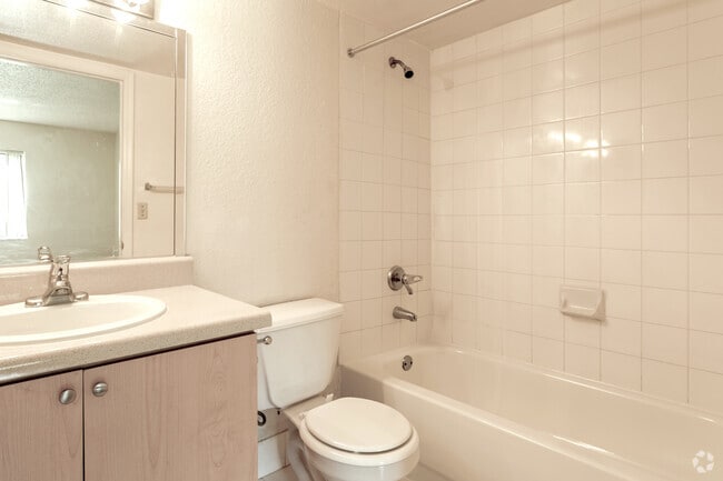 2BR,2BA - 774 SF