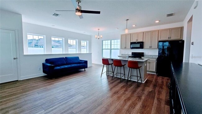 Photo - 6643 Bridgman St