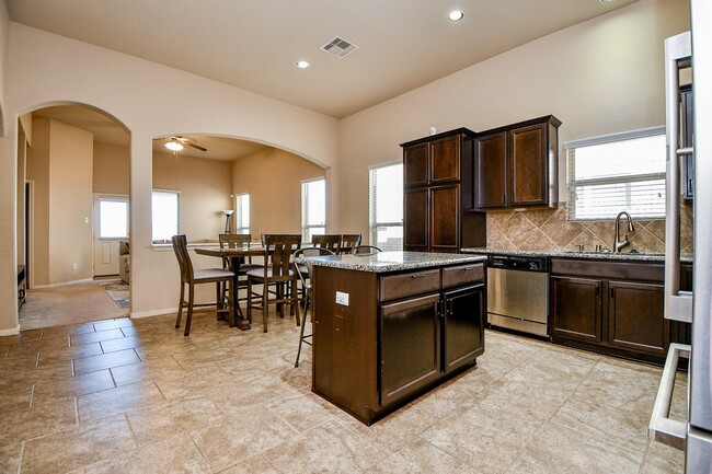 The Heart of the Home! - 3431 Arrowhead Bay Ln Casa