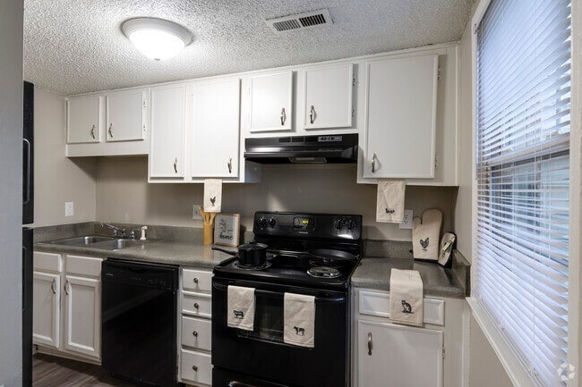 2BR, 1BA - 843SF - Kitchen