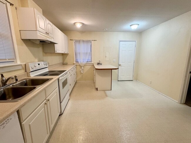 Photo - Now Available – Charming 2-Bedroom Cottage in Shelton!