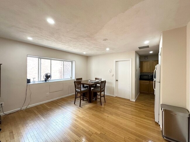 Building Photo - 200 Kelton St Unit 34