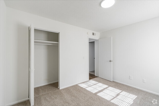 2BR, 1BA - 960SF - Bedroom - Ravenwood Hills