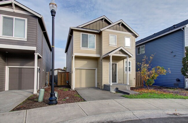 Building Photo - CUSTOM 3 BR 2.5 PET FRIENDLY HOME! A/C!