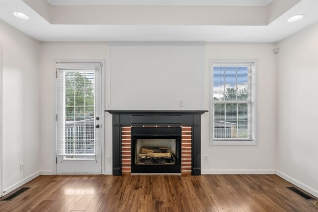 Photo - 1021 Glenhurst Way