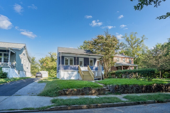 Building Photo - 2716 Woodsdale Ave