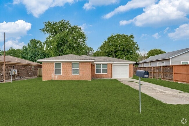 Building Photo - Updated 3/1 in Cibolo Rental