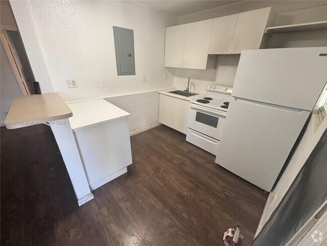 Building Photo - 300 SW 4th Ct Unit 8 Rental