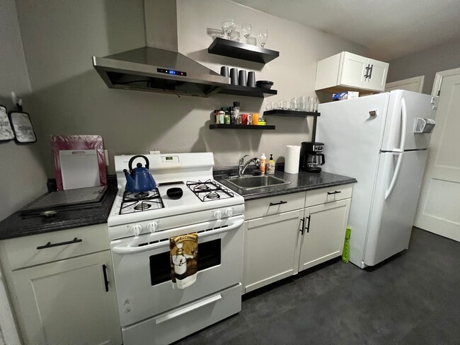 Building Photo - 4622 Cass St Unit #26