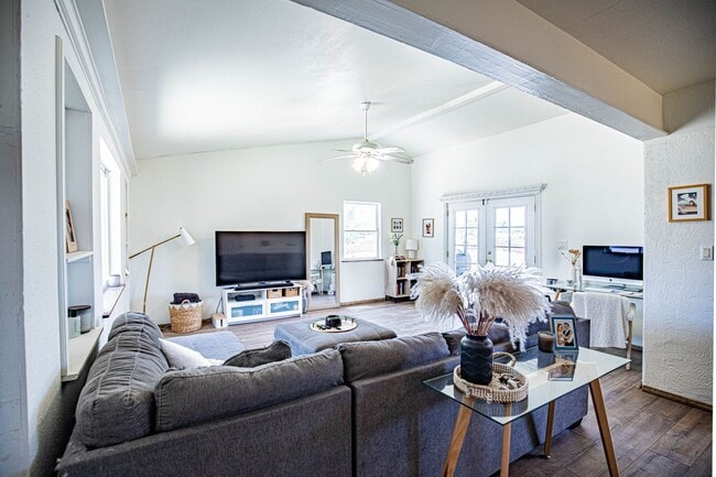 Photo - Spacious 3 Bedroom home with Solar Panels