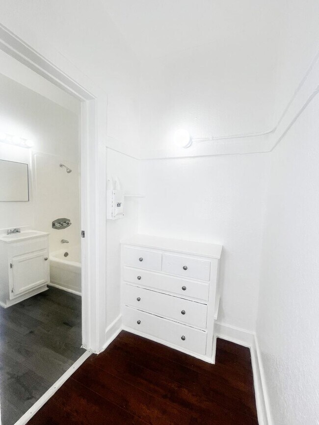 Photo - The Devon Apartments - Spacious with Beaut...