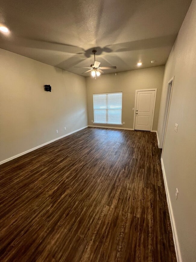 3 bedroom 2 bath 1 car garage Duplex on we... House House Rental in