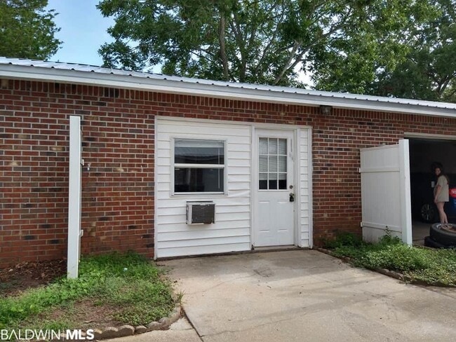 Building Photo - 1616 N Cedar St