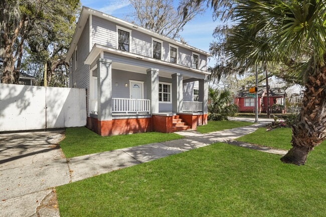 Unit B is the upstairs apartment - enjoy the entire floor with now neighbors above - 846 E 37th St Unit B