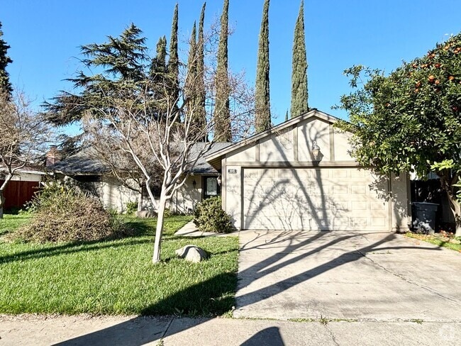 Building Photo - MERCED: $2100  3 Bedroom 2 bath single sto... Rental