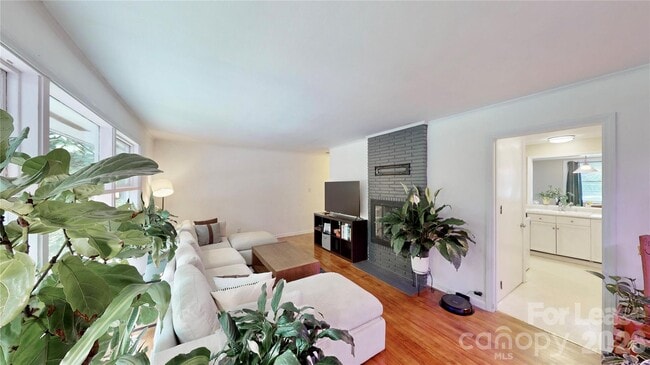 Photo - 1136 E Woodlawn Rd