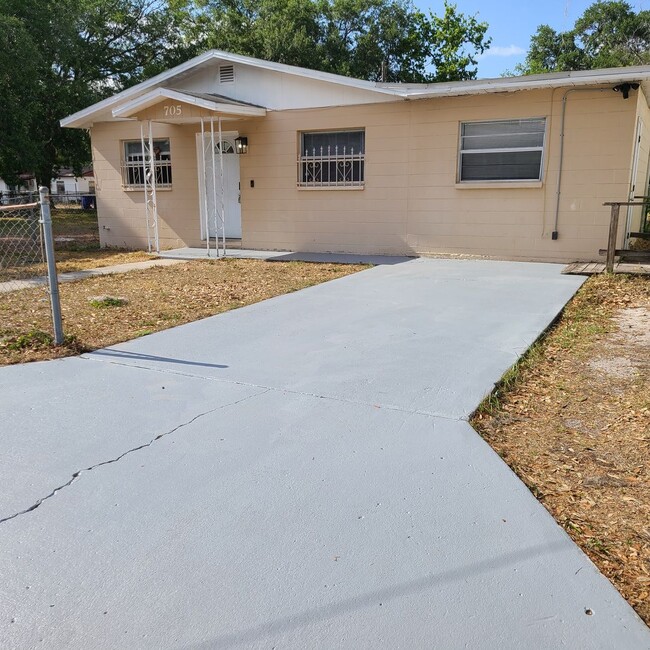Charming Three Bedroom One Bathroom House ... - Charming Three Bedroom One Bathroom House ...