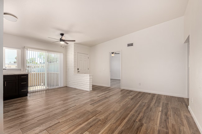 Photo - 5946 W Rose Ln Unidad C