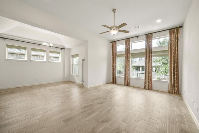 Photo - 139 Trillium Pk Lp