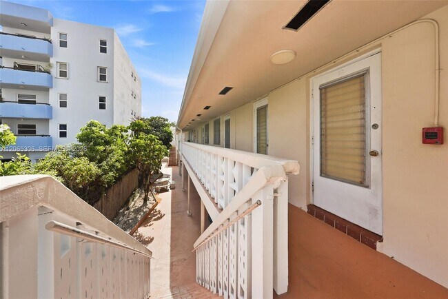 7434 Harding Ave Unidad 9