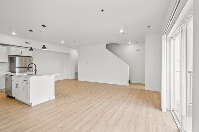 2 BR/ 2 1/2 BA