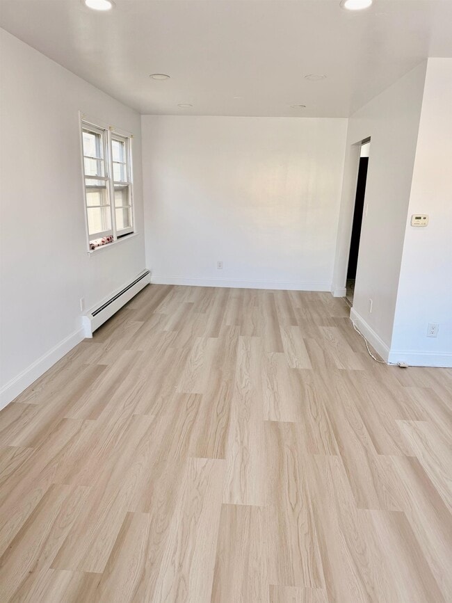 Photo - 24 E 18th St