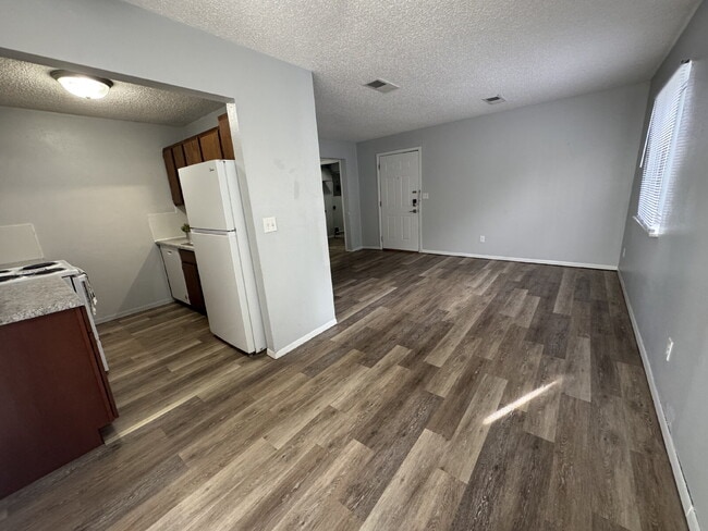 Photo - WAIT… THIS 2 BEDROOM APARTMENT HAS A BALCONY?! Unidad Apt B