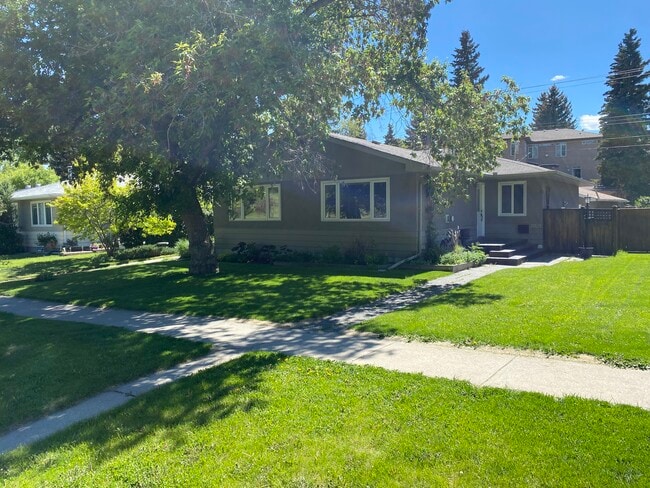 Photo - 3021 10 St NW