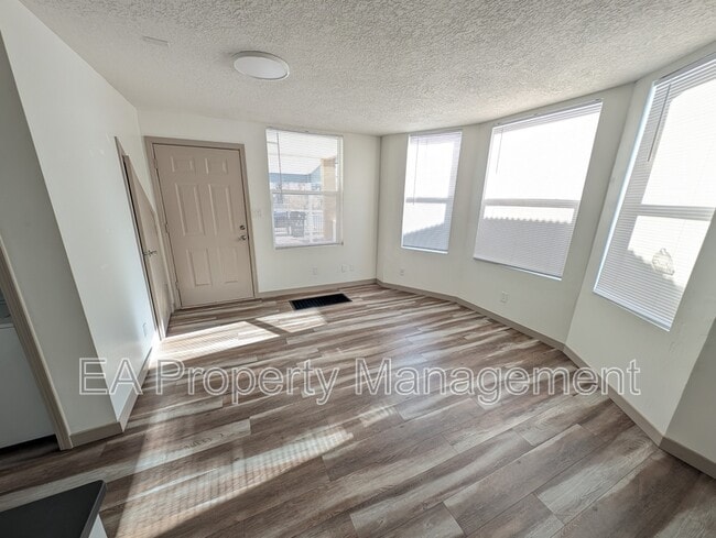 Photo - 725 Edith Blvd SE