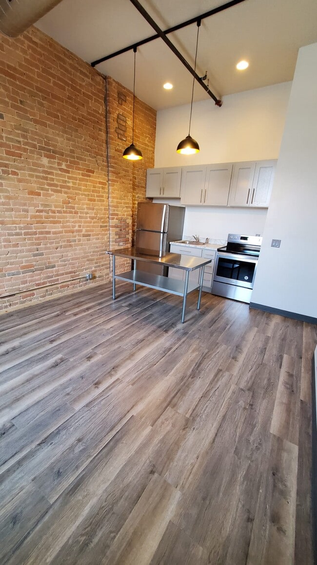 Building Photo - 618 Saint Joseph St Unit #4