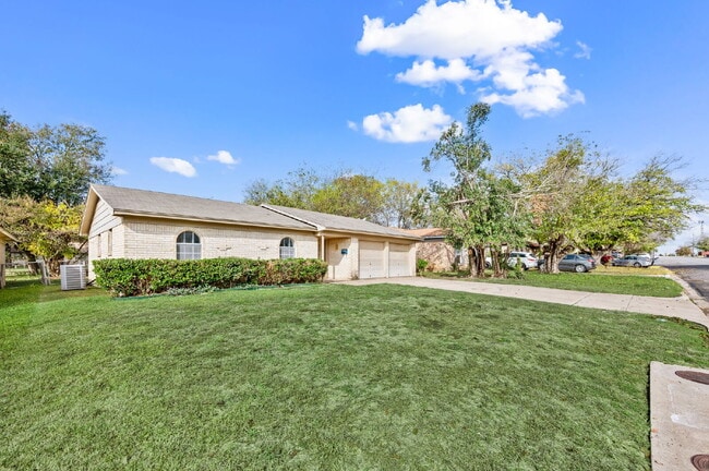 Photo - Charming 3-Bed, 2-Bath Gem in Fort Worth – Your Cozy Living Awaits!